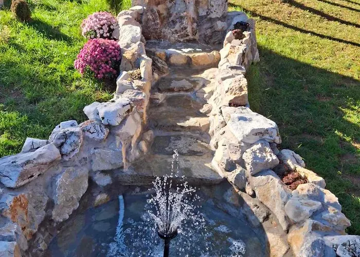 Tara Malesevic - 4 Lux Kaludjerske Bare